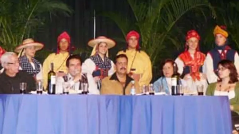  Gimeno, Santana y Esteves, y la Agrupación Folklórica del HCV, durante el ‘Tenderete’ realizado en el Hogar Canario Venezolano.