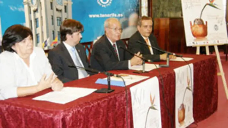  Guillermina Hernández –1ª izda.–, y Efraín Medina –1º dcha.–, durante la presentación de la Feria.