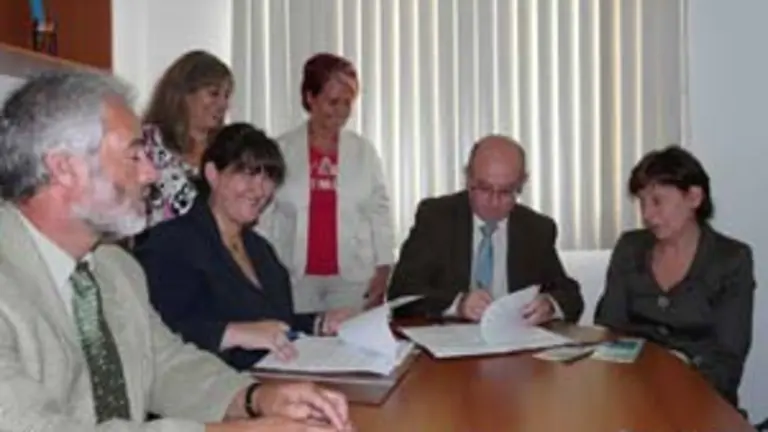  La presidenta de la FEDED y el secretario xeral de Emigraci&oacute;n firman el convenio de colaboraci&oacute;n.