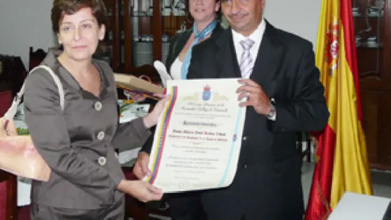  Rubio Vidal recibe un pergamino de manos del presidente de la HGV, Luis Couto.