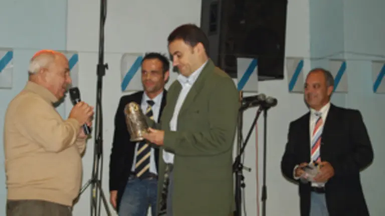 Ramiro Vieito entreg&oacute; un obsequio al representante de la Xunta, Jos&eacute; Antonio Villamayor. 