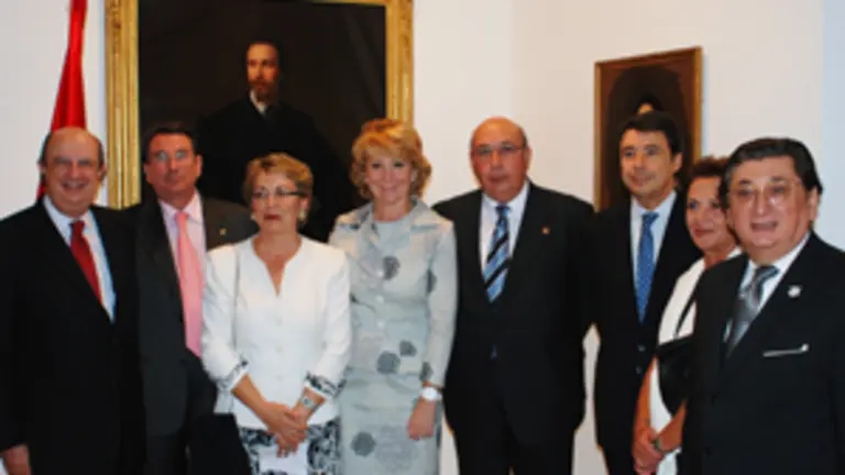  Esperanza Aguirre posa junto al resto de autoridades presentes en la inauguración de la muestra.
