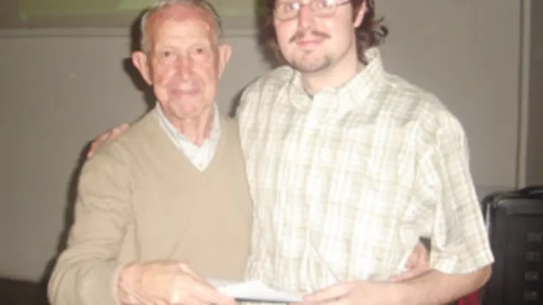  Perfecto Marcote entreg&oacute; los diplomas de asistencia, durante la clausura la Jornada.