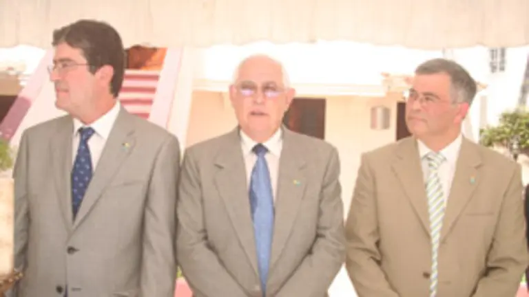  Valent&iacute;n Ruiz &ndash;primero por la dcha.&ndash;, durante el acto de inauguraci&oacute;n de la nueva sede.