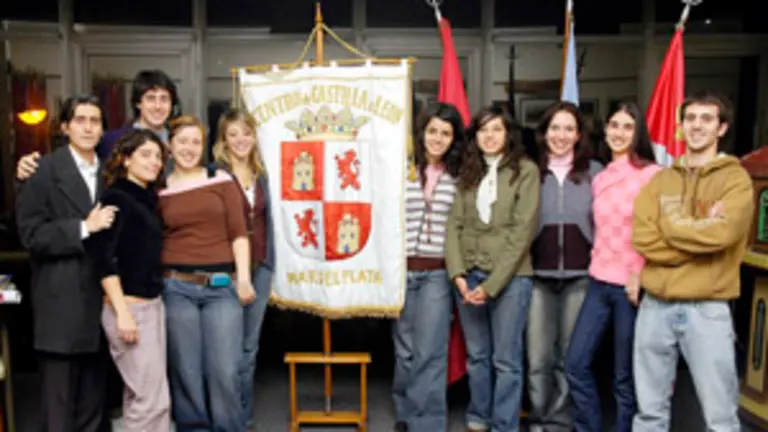  Grupo de jóvenes hijos y nietos de emigrantes salmantinos en Argentina.