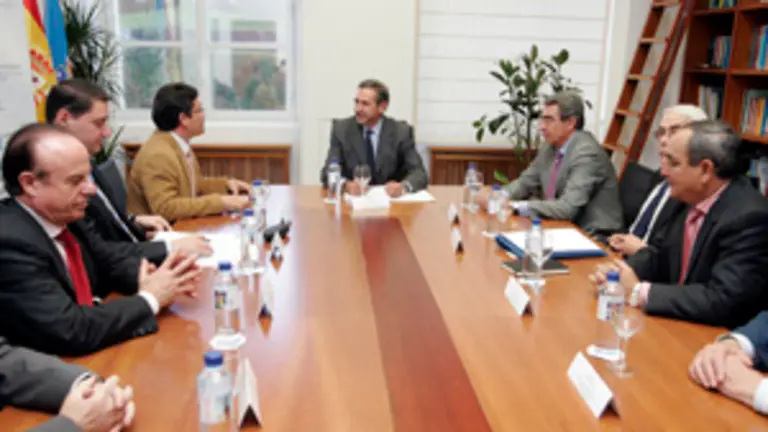 Fern&aacute;ndez Antonio, con los presidentes de las c&aacute;maras de comercio. 