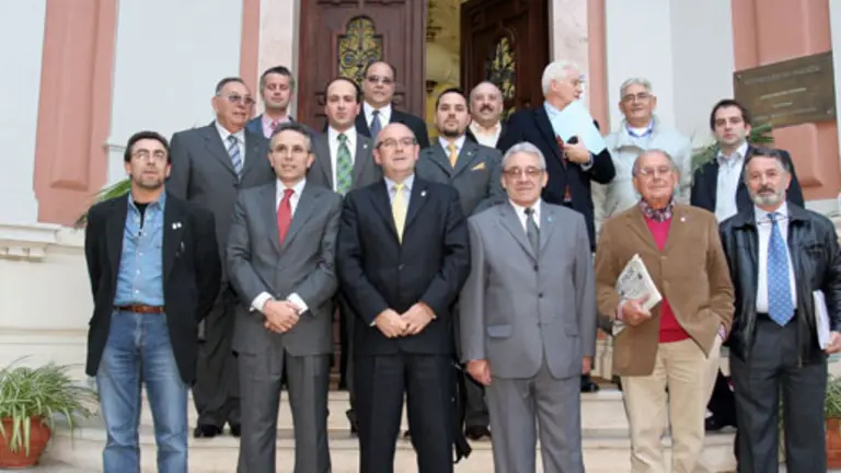  El secretario xeral con los miembros de la Comisi&oacute;n Delegada a la puerta del Centro Galego de Lisboa.