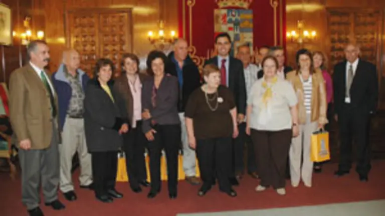  Maíllo con los participantes en la Operación Añoranza.