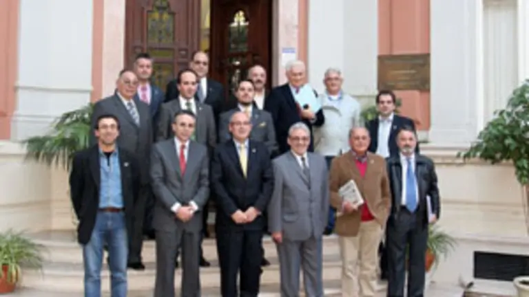  Los catorce miembros de la Comisi&oacute;n y Rodr&iacute;guez, en la entrada del Centro Gallego de Lisboa.