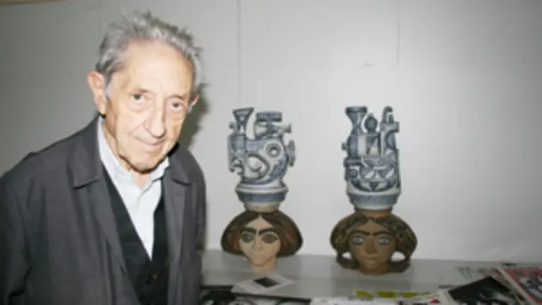  D&iacute;az Pardo, junto a unas figuras de Sargadelos.