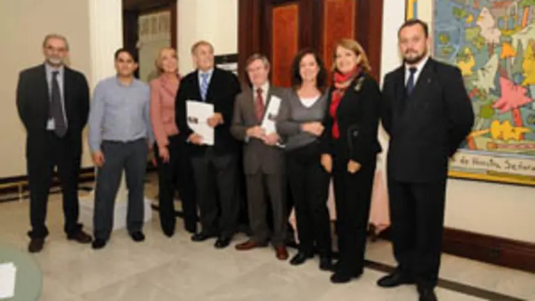  Participantes en la presentaci&oacute;n del libro posan en la Casa de Galicia en Madrid.
