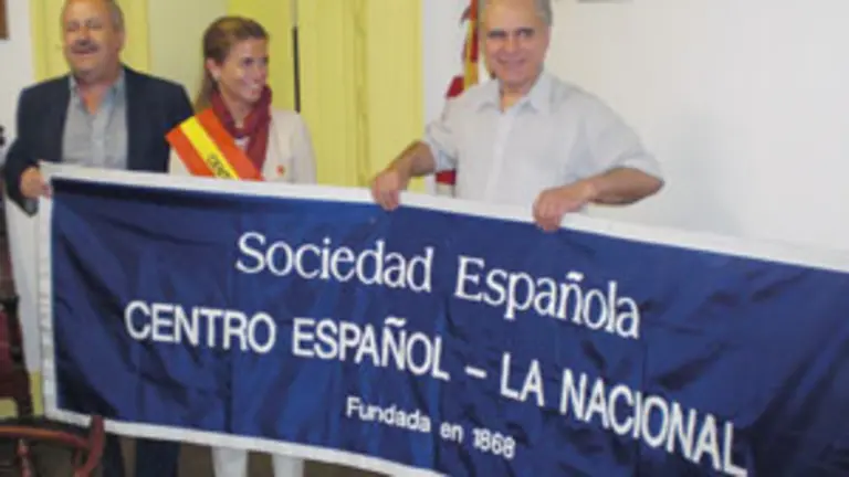  La directora de Emigración de Madrid, junto al presidente de ‘La Nacional’.