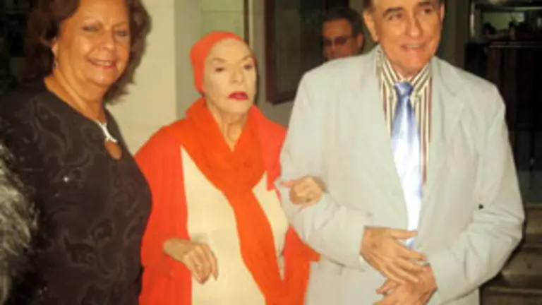  Adela Sierra &ndash;a la izquierda&ndash; recibi&oacute; a Alicia Alonso a su llegada a la sede de la FAAC.