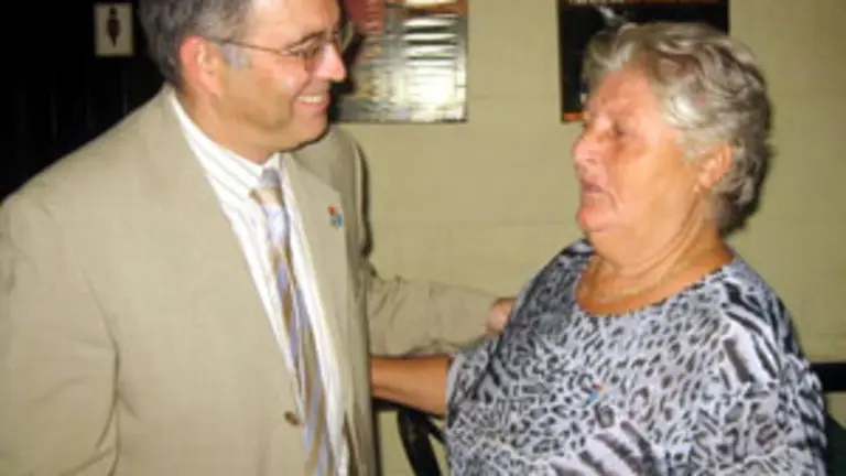  El viceconsejero Valent&iacute;n Ruiz junto con Mar&iacute;a de los &Aacute;ngeles Corripio.