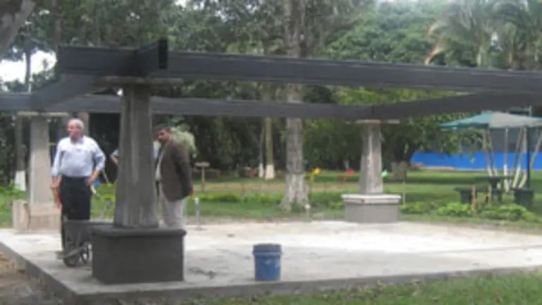  Jacinto Bra&ntilde;a, junto con el presidente del Centro Asturiano de Costa Rica, visita las obras de la futura sede.