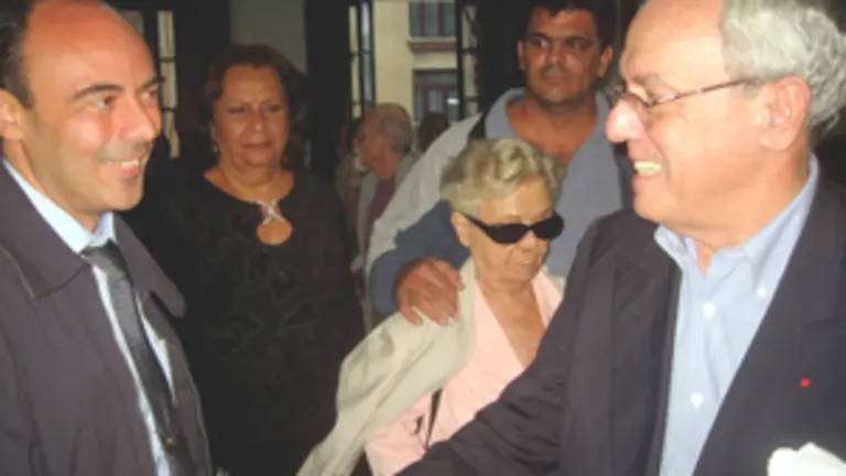  Javier Muñoz Royo, saludando a Eusebio Leal minutos antes del acto.