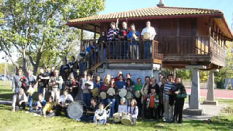  Los participantes en el curso mostraron los conocimientos adquiridos en baile tradicional.