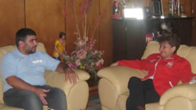  El responsable de Cooperaci&oacute;n, Jacinto Bra&ntilde;a, conversa con la alcaldesa de San Salvador, Violeta Menjivar.