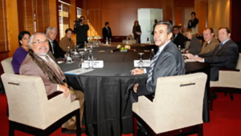  Fern&aacute;ndez Antonio &ndash;dcha.&ndash; y Julio Fern&aacute;ndez &ndash;izda.&ndash;, junto a otros empresarios que acudieron a la reuni&oacute;n.