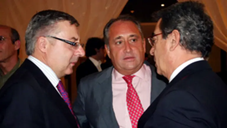  &Aacute;lvarez Bl&aacute;zquez &ndash;centro&ndash; dialoga con Jos&eacute; Blanco &ndash;izda.&ndash; y con V&iacute;ctor Moro, durante el acto.