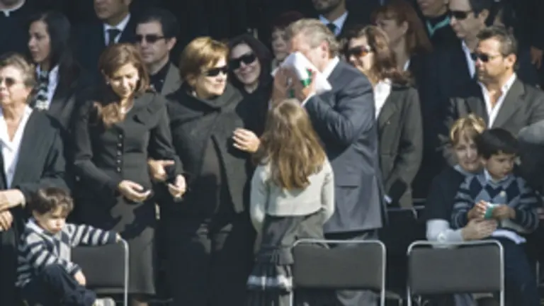  Carlos Mouri&ntilde;o, acompa&ntilde;ado por sus nietos, su nuera, su mujer y su hija, besa la bandera de M&eacute;xico que cubri&oacute; el feretro de su hijo.