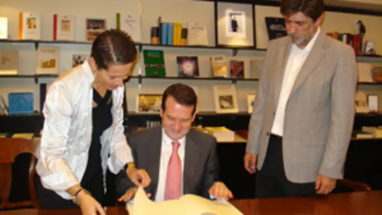  Abel Caballero firm&oacute; en el libro de visitas de la Delegaci&oacute;n de la Xunta.