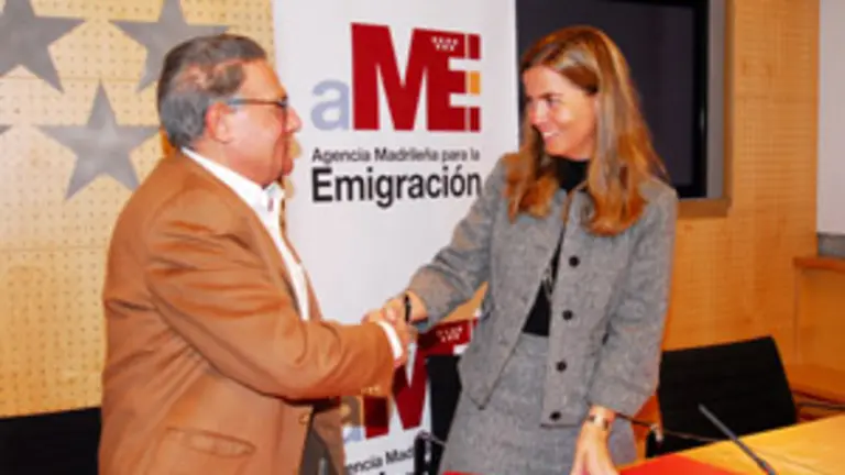  Victoria Cristóbal y Ángel Llorente se felicitan tras la firma del protocolo de colaboración.