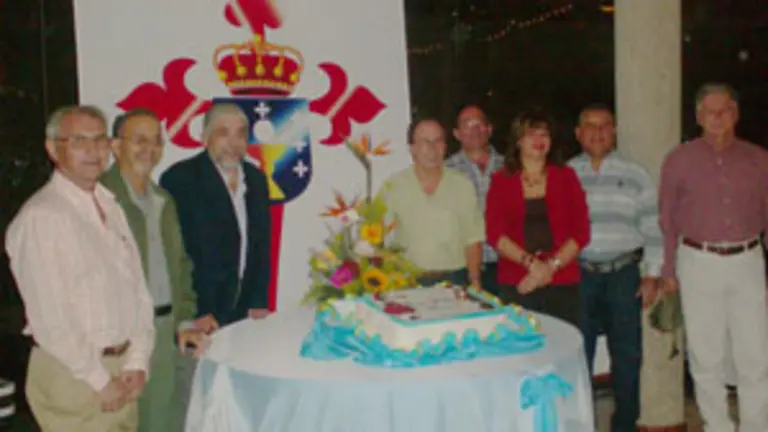  Parte de la Junta Directiva, junto al c&oacute;nsul honorario.