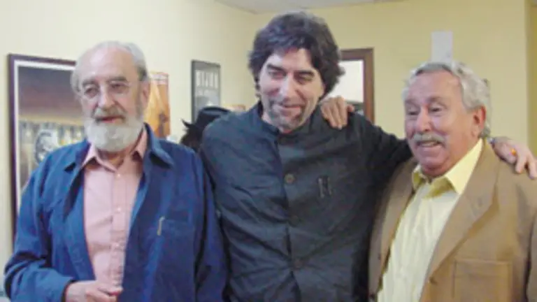  Paco Ignacio Taibo I &ndash;a la derecha&ndash;, junto a sus amigos &Aacute;ngel Gonz&aacute;lez y Joaqu&iacute;n Sabina.