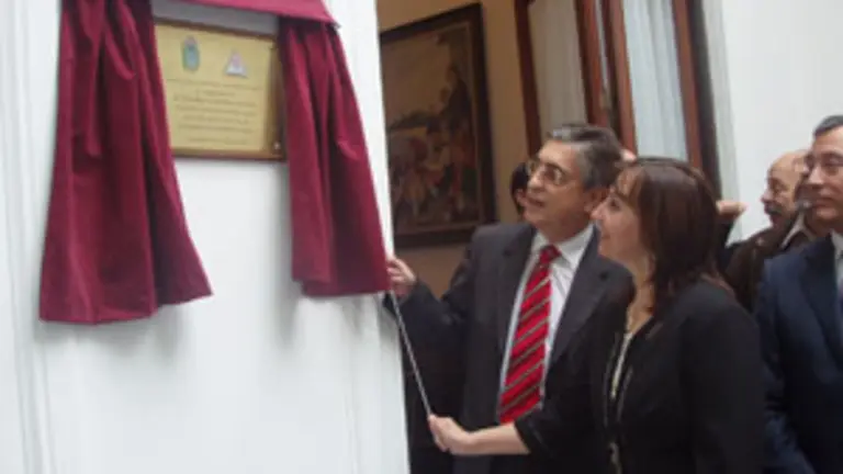  Moreda y la presidenta del Patronato descubren la placa de inauguraci&oacute;n.