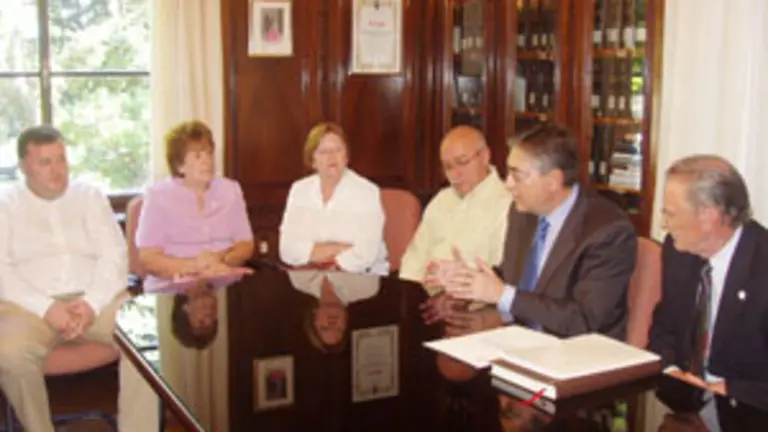  Salvador Fern&aacute;ndez Moreda, durante la reuni&oacute;n con directivos del Hogar Espa&ntilde;ol.
