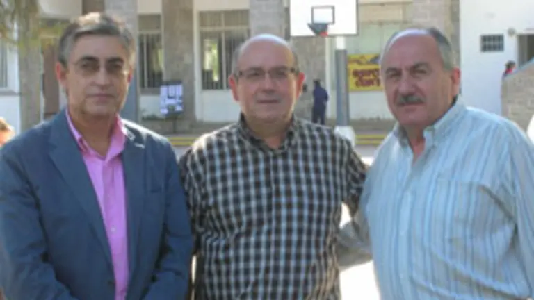  Salvador Fern&aacute;ndez Moreda y Manuel Luis Rodr&iacute;guez, junto al presidente del Hogar Gallego de Ancianos.
