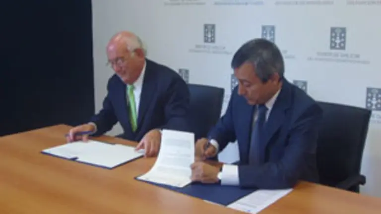  Fontenla y Fern&aacute;ndez Mato, durante la firma del convenio.