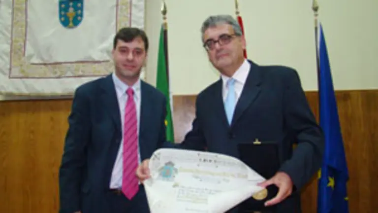  Miguel B&oacute;o recoge el diploma que testifica el galard&oacute;n recibido.