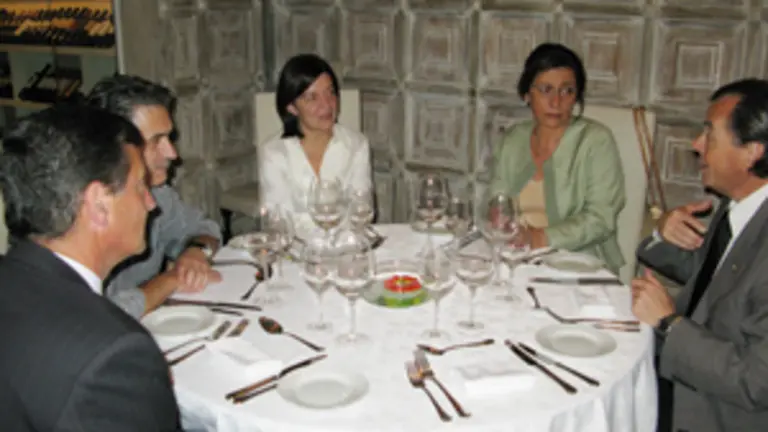  Laura S&aacute;nchez Pi&ntilde;&oacute;n, durante la reuni&oacute;n con los m&aacute;ximos responsables de la Universidad de Cuyo.