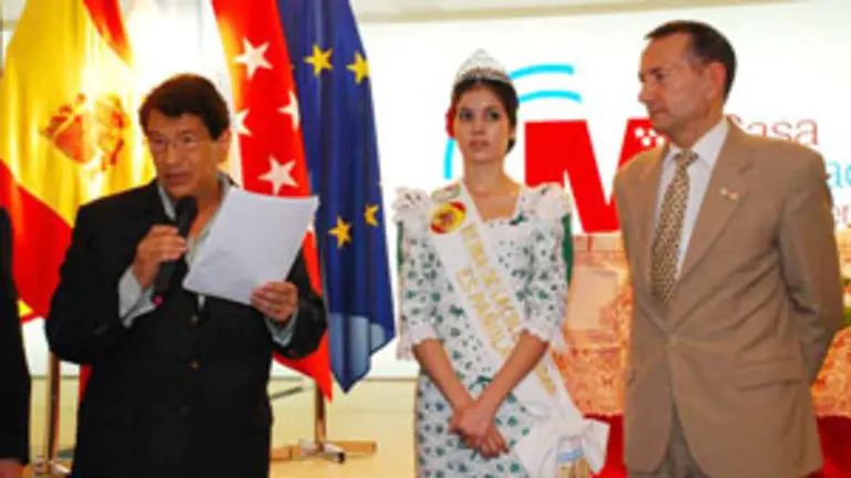  El artista López Villamil, junto a Marisol López y Ramón Carballo.