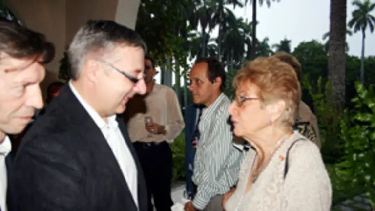 Carmen Otero, presidenta de la sociedad Colonia Leonesa de Cuba, hablando con el socialista José Blanco.