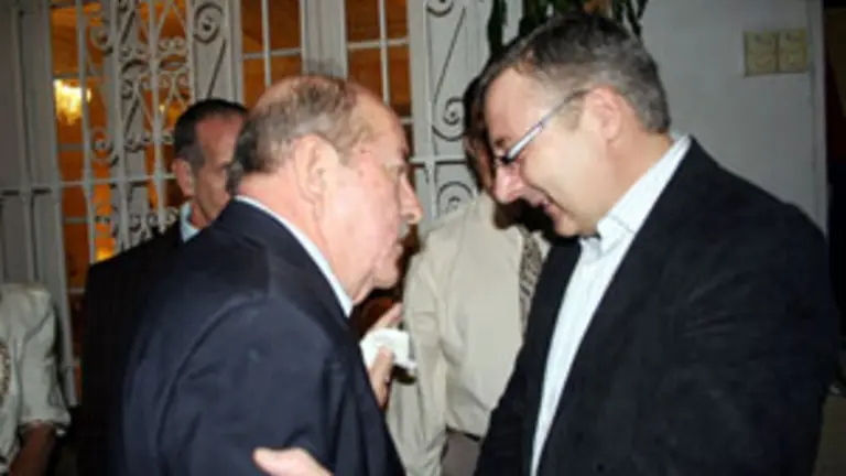  Manuel P&eacute;rez &ndash;a la izquierda&ndash; conversa con Jos&eacute; Blanco en la residencia del embajador de Espa&ntilde;a.