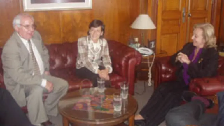  Rubio Vidal -en el centro- con el presidente de Casa Galicia y la ministra de Salud.