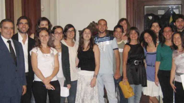  Pedro Bello -segundo por la izda.-, con los jóvenes.