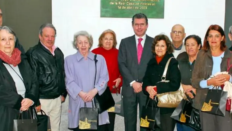  Francisco Granados posa con los participantes en el Programa Reencuentro.