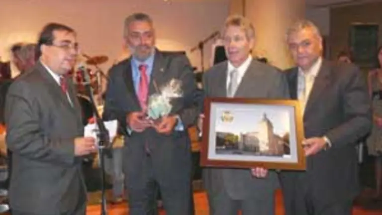  El alcalde estradense entrega unos presentes a los directivos de Fillos de A Estrada.