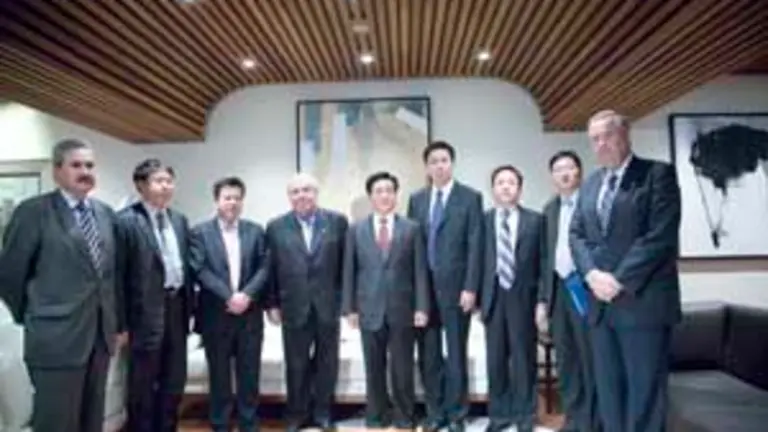 La delegaci&oacute;n china, con el presidente Vicente &Aacute;lvarez Areces.