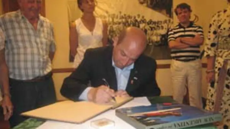 El alcalde Losa Orive, firmando en el Libro de Oro del Centro Burgalés.