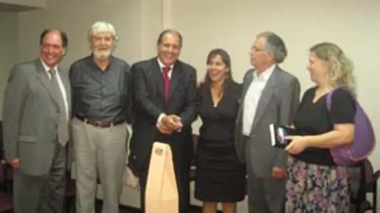  Xos&eacute; Manoel Beiras y Ana Miranda, xunto a alg&uacute;ns dos asistentes ao encontro na s&eacute; do Centro de Estudos Galegos.