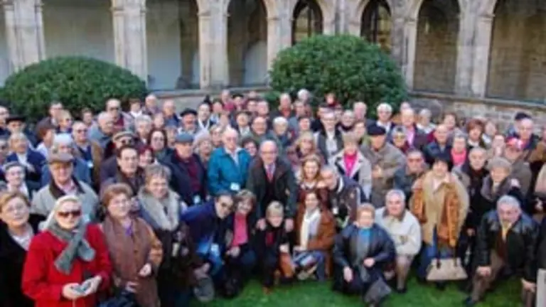  Rodr&iacute;guez, con los participantes en los programas de la Xunta.