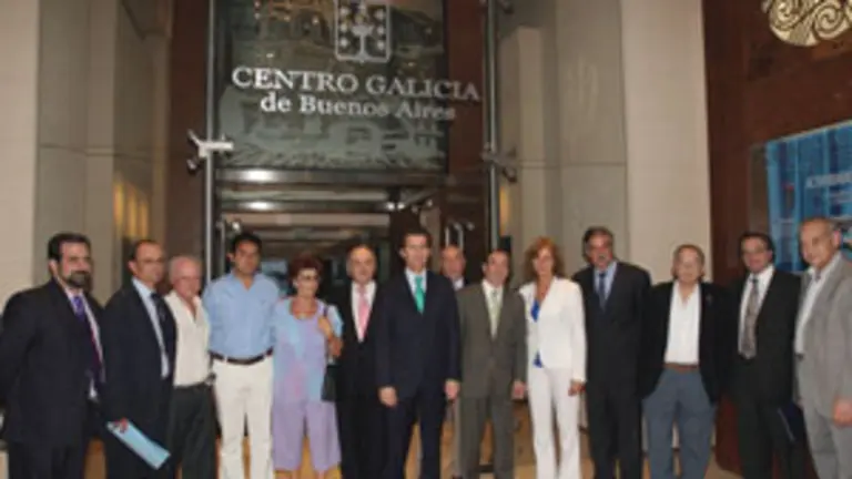  N&uacute;&ntilde;ez Feij&oacute;o posa con la directiva del Centro Galicia en la puerta de la instituci&oacute;n.