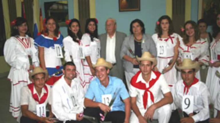 Guillermina Hernández y Carmelo González, con algunos a candidatos a ‘princesa Dácil’ y ‘príncipe Mencey’.