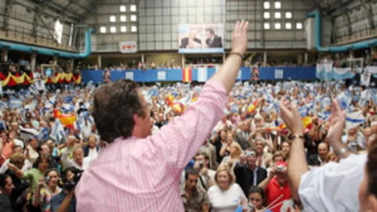 Alberto N&uacute;&ntilde;ez Feij&oacute;o saluda a los simpatizantes que llenaron las instalaciones del Centro Galicia de Buenos Aires el pasado domingo.