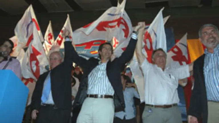  Feij&oacute;o, junto a Castelao Braga&ntilde;a y Benito Grande, presidente del PP en Uruguay, saluda a los asistentes al acto.